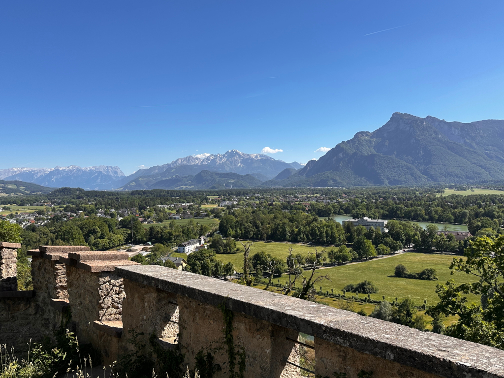 Blick von der Richterhöhe auf den Untersberg, den Hohen Göll und das Tennengebirge